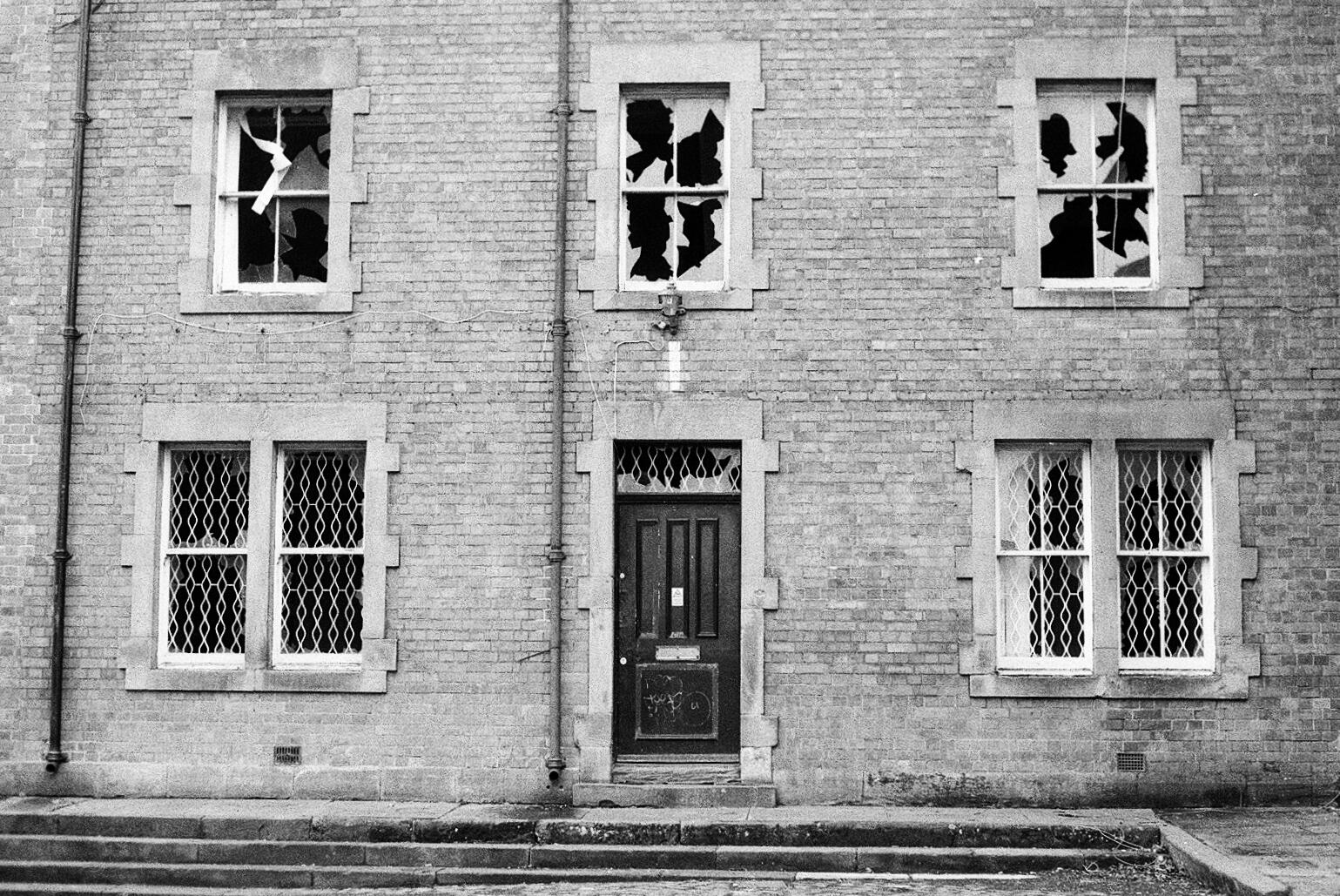 Abandoned Building - Kentmere 400, f2.8 1/125