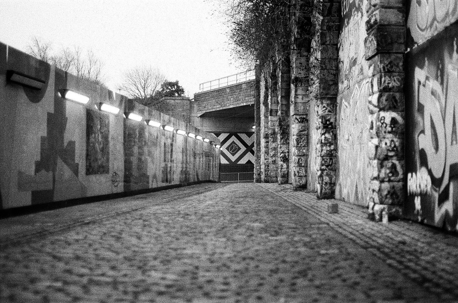 Alley - Kentmere 400, f2.0 1/125